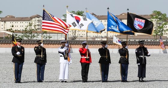 韓米連合軍司令部の儀仗隊が両国の国旗と司令部旗を掲げている。　写真＝連合司令部
