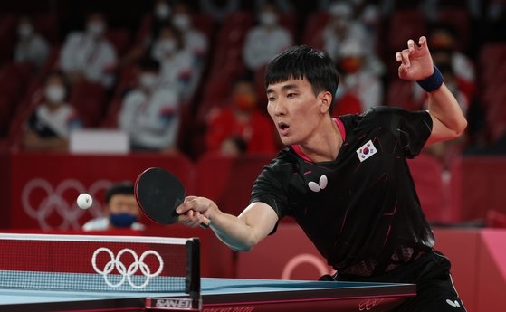 男子卓球の銅メダルをかけて韓国は日本と対戦する。　五輪写真共同取材団