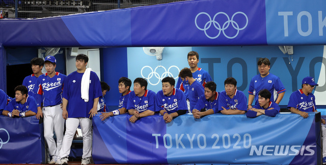 敗北後、沈鬱な雰囲気の韓国野球代表チーム［写真　ニューシス］