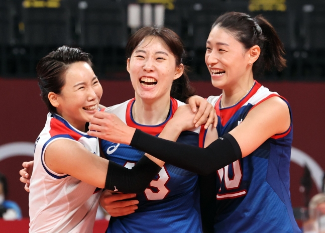 東京五輪女子バレーボール準決勝進出を果たした光栄の顔。左からオ・ジヨン、パク・ジョンア、金軟景（キム・ヨンギョン）。［写真　ニュース１］
