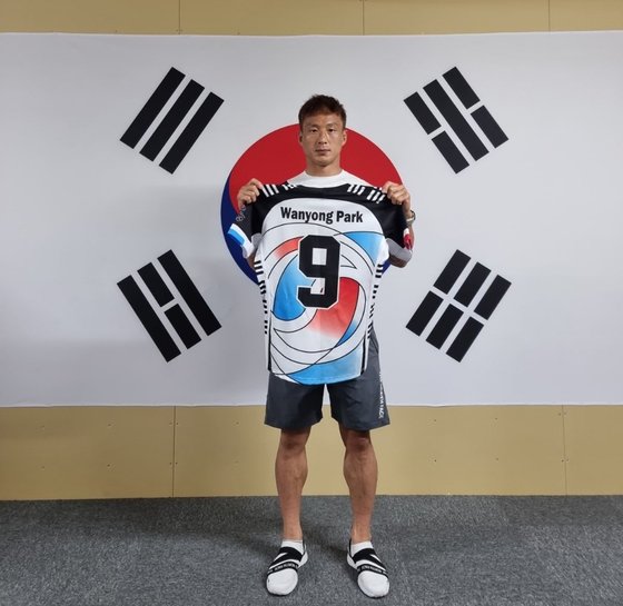 国家代表のユニフォームを掲げるパク・ワンヨン選手。［写真　本人提供］