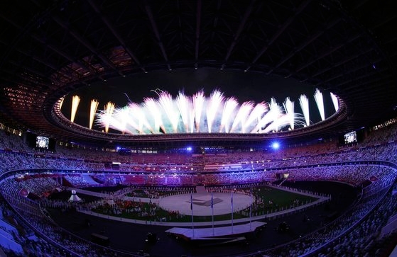 ８日、東京オリンピック（五輪）スタジアム（新国立競技場）で開かれた２０２０東京五輪閉会式で花火が打ち上げられている。［写真　東京＝オリンピック写真共同取材団］