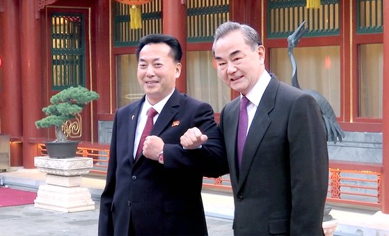 ５月２７日午後、北京釣魚台国賓館で王毅中国外交部長が李龍男（イ・ヨンナム）駐中北朝鮮大使と会談して韓米密着に対応して中朝間戦略的疎通を誇示している。［写真　中国外交部のホームページ］