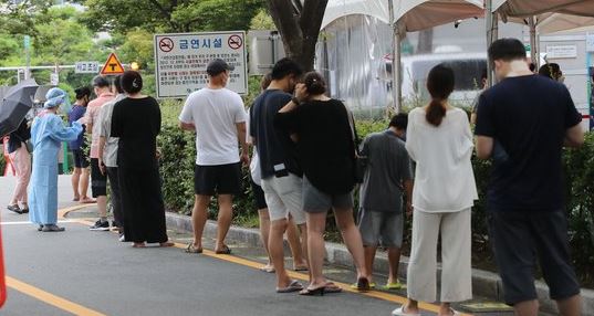 ８日、釜山蓮堤区保健所選別診療所で市民が新型コロナ検査を受けるために順番を待っている。ソン・ボングン記者