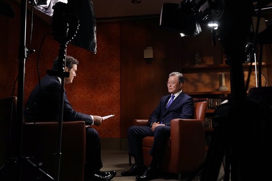 文在寅（ムン・ジェイン）大統領は２０１８年９月、米ＦＯＸニュースのインタビューで、終戦宣言推進の必要性を改めて強調する一方、終戦宣言が在韓米軍の撤収につながるという懸念に一線を画した。　［中央フォト］