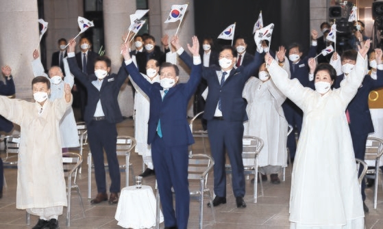 韓国の文在寅（ムン・ジェイン）大統領と金正淑（キム・ジョンスク）夫人が１５日、ソウル中区（チュング）文化駅ソウル２８４（旧ソウル駅舎）で開かれた第７６周年光復節（解放記念日）慶祝式で出席者と共に万歳三唱をしている。前列一番左は光復会の金元雄（キム・ウォヌン）会長、２番目の列の右から野党「国民の力」の李俊錫（イ・ジュンソク）代表、与党「共に民主党」の宋永吉（ソン・ヨンギル）代表、野党「正義党」の余永国（ヨ・ヨングク）代表。［写真　青瓦台写真記者団］