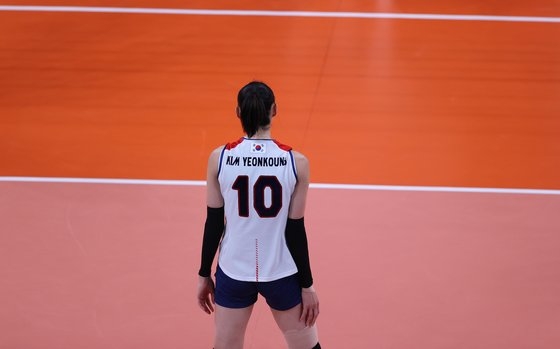 ８日、東京有明アリーナで開かれた２０２０東京五輪女子バレーボールの３位決定戦で金軟景選手が試合に参加している。［写真　五輪写真共同取材団］