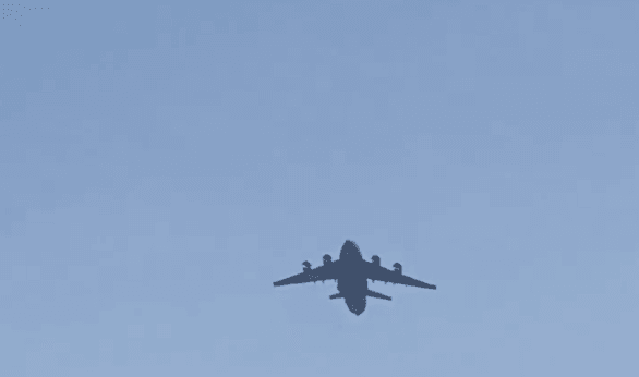 カブール国際空港を離陸した飛行機から何かが落ちる様子［写真　アミチャイ・シュタイン氏のツイッター］