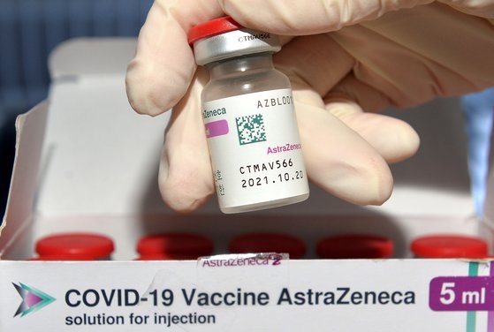 新型コロナウイルスの感染が拡大している中、１７日に忠清南道のある予防接種センターに市民に接種するアストラゼネカ製ワクチンが保管されている。キム・ソンテ