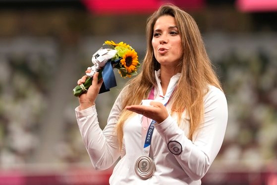 ７日、２０２０東京五輪の女子やり投げで銀メダルを獲得したポーランドのマリア・アンドレイチェク選手。［写真　ＡＰ＝聯合ニュース］