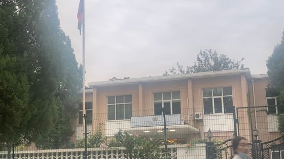 １８日、北京の在中アフガニスタン大使館にアフガニスタンの国旗が揚げられている。中国の武装警察がものものしく警戒に立っていたが内部は人の気配がなく閑散としていた。シン・キョンジン記者