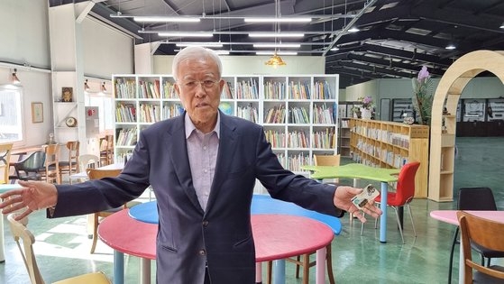 張仁順元原子力研究院長が世宗市の私設図書館で説明している。キム・バンヒョン記者