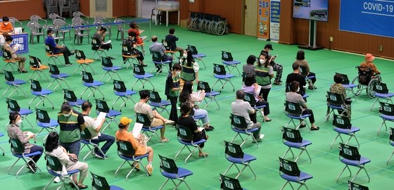 １９日、大田（テジョン）のある予防接種センターで医療スタッフからワクチンを接種した市民が異常反応の観察のために休憩している。フリーランサーのキム・ソンテ