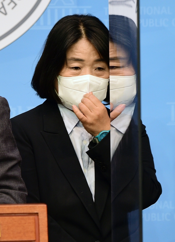 無所属の尹美香議員が１２日、国会疎通館で双龍（サンヨン）自動車損害賠償関連の嘆願書提出記者会見に参加している。イム・ヒョンドン記者