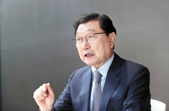 ＮＥＡＲ財団の鄭徳亀理事長は「中国問題は中国特有の二重性のため曖昧で難解だが、韓国の運命と直結しているだけに韓国の見方による国籍のある研究が切実だ」と話した。キム・サンソン記者