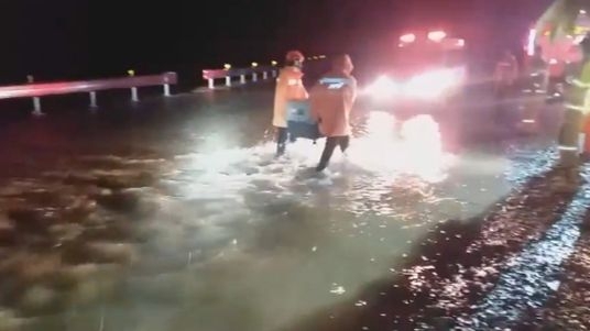 ２４日午前０時２０分、慶南固城郡大可面の冠水した道路で救助隊員が救助活動をしている。［写真　慶南消防本部］