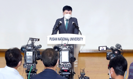 パク・ホンウォン釜山大副総長は２４日午後、チョ・グク元法務長官の娘チョ・ミン氏に対して医学専門大学院入学を取り消すと発表した。　ソン・ボングン記者