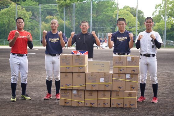 文化体育観光部とＫＢＯが贈った野球用品を受け取り喜ぶ京都国際高校の選手たち。［写真　ＫＢＯ］