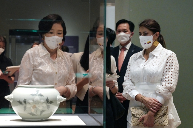 韓国大統領夫人の金正淑（キム・ジョンスク）氏が２６日午後、国賓訪韓中のコロンビア大統領夫人のマリア・フリアナ・ルイス氏と国立中央博物館を訪問し、展示された遺物を観覧している。［写真　青瓦台］