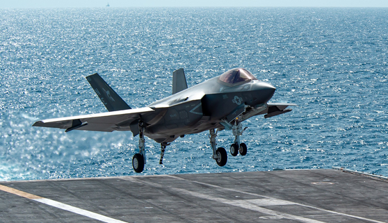 ステルス戦闘機Ｆ－３５Ｃが「カール・ビンソン」の甲板に着陸している。　米海軍