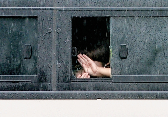 韓国に入国したアフガニスタン人を乗せたバスが２７日午後、臨時収容施設の鎮川（ジンチョン）国家公務員人材開発院に到着し、児童が窓から手を振っている。　キム・ソンテ記者