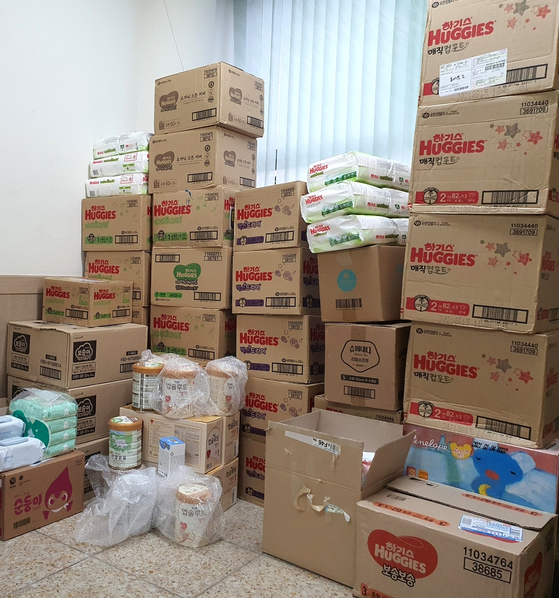先月清州市の飲食店のごみ箱から見つかった赤ちゃんを助けようと送られてきた後援物品が積まれている。［写真　清州市］