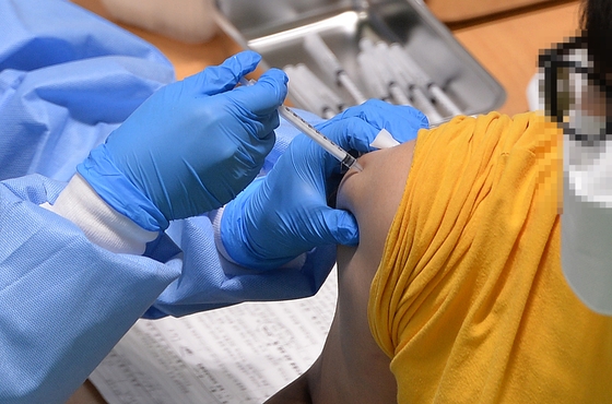 大田中区（テジョン・チュング）予防接種センターで医療スタッフが市民にファイザーワクチンを慎重に接種している。［写真　フリーランサー　キム・ソンテ］