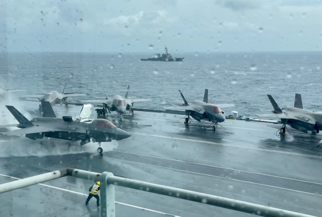 風雨が勢いよく押し寄せる中で英空母クイーン・エリザベスから英空軍Ｆ－３５Ｂ戦闘機が甲板に貯まった雨水を吹き払いながら出撃している。パク・ヨンハン記者