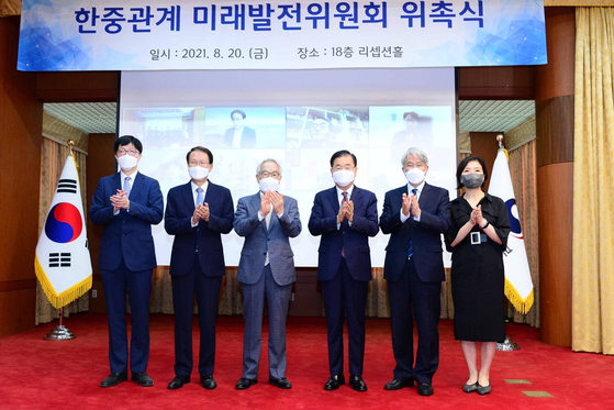 外交部の鄭義溶長官（右から３人目）は先月２０日にソウルの外交部で開かれた「韓中関係未来発展委員会」の韓国側委員委嘱式に参加した。［写真　外交部］