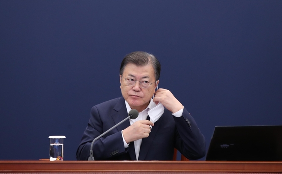 韓国の文在寅（ムン・ジェイン）大統領が６日、青瓦台（チョンワデ、大統領府）で開かれた首席補佐官会議に出席し、冒頭発言に先立ちマスクを取っている。［写真　青瓦台写真記者団］