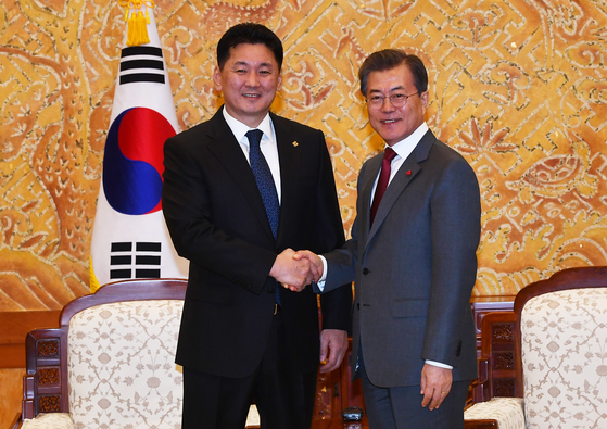 韓国の文在寅（ムン・ジェイン）大統領（右）が２０１８年１月１５日、青瓦台（チョンワデ、大統領府）本館接見室で訪韓中のオフナー・フレルスフ当時モンゴル首相と面会している。［写真　青瓦台写真記者団］