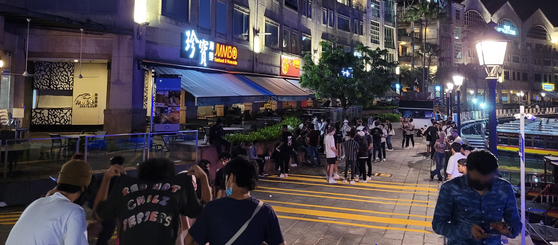 ３日のシンガポールのクラーク・キーの通りの様子。遅い時間にも多くの人が目に付く。先月１９日の防疫緩和後に通りの人が多くなり、食堂とカフェは満席という。［写真　僑民イ・ヨンサンさん提供］