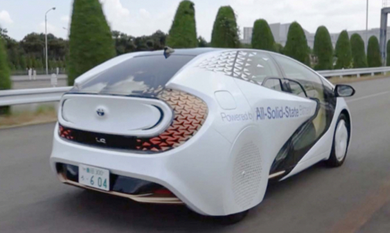 トヨタが７日に公開した全固体電池のプロトタイプ車。トヨタは「世界初の全固体電池搭載車」と説明した。［写真　トヨタ］