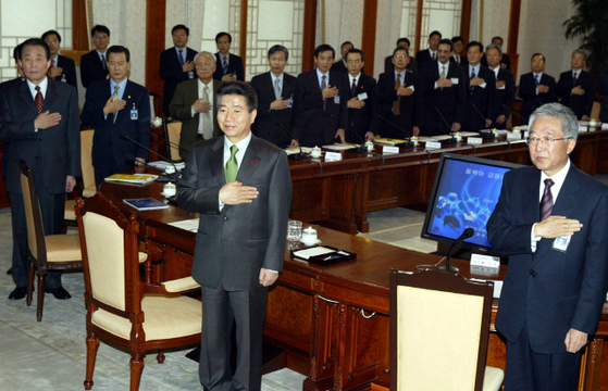 ２００３年から北東アジア金融ハブ誘致に出た盧武鉉大統領（当時）が青瓦台で誘致案議論に先立ち国民儀礼をしている。それから１８年が過ぎたが韓国は依然として金融ハブ競争力が弱い。［写真　青瓦台写真記者団］