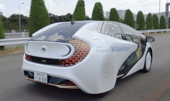 トヨタが７日に公開した全固体電池のプロトタイプ車。［写真　トヨタ］