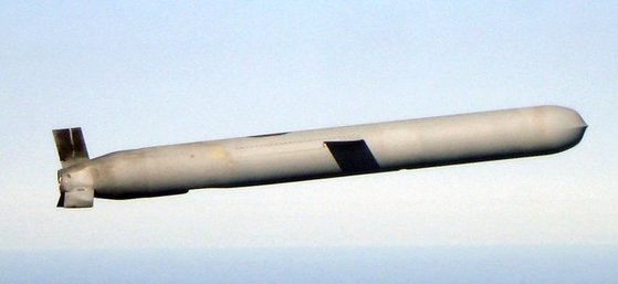 米国のトマホーク。北朝鮮の新型長距離巡航ミサイルと外見を比較すると似ている点が多い。特に後退翼と尾翼は酷似している。［写真　米海軍］
