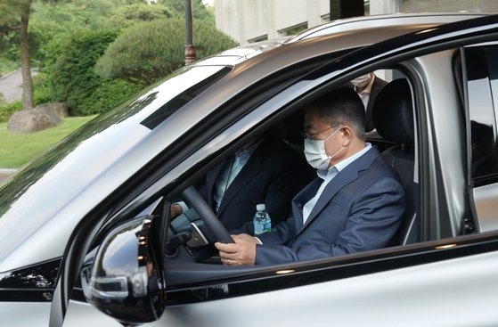 ５月２８日午後、青瓦台与民館の前で「２０２１Ｐ４Ｇソウル首脳会議」広報ラッピングされた燃料電池自動車を運転する文在寅大統領。　青瓦台提供