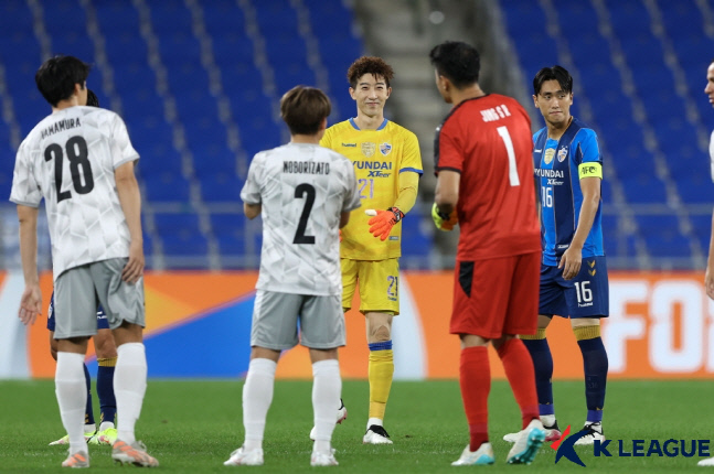 韓国サッカーの元・現代表ＧＫ、川崎フロンターレの鄭成竜（チョン・ソンリョン）と蔚山現代の趙賢祐（チョ・ヒョンウ）が、アジアサッカー連盟チャンピオンズリーグ１６強戦が行われた蔚山文殊（ムンス）競技場で試合前にあいさつを交わしている。　写真提供＝韓国プロサッカー連盟