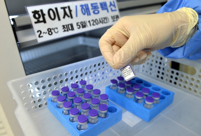 新型コロナウイルス感染症（新型肺炎）が韓国全域に拡大しているなかで、９日午後大田（テジョン）西区の予防接種センターで医療スタッフが市民に接種するファイザーワクチンを慎重に準備している。〔中央フォト〕