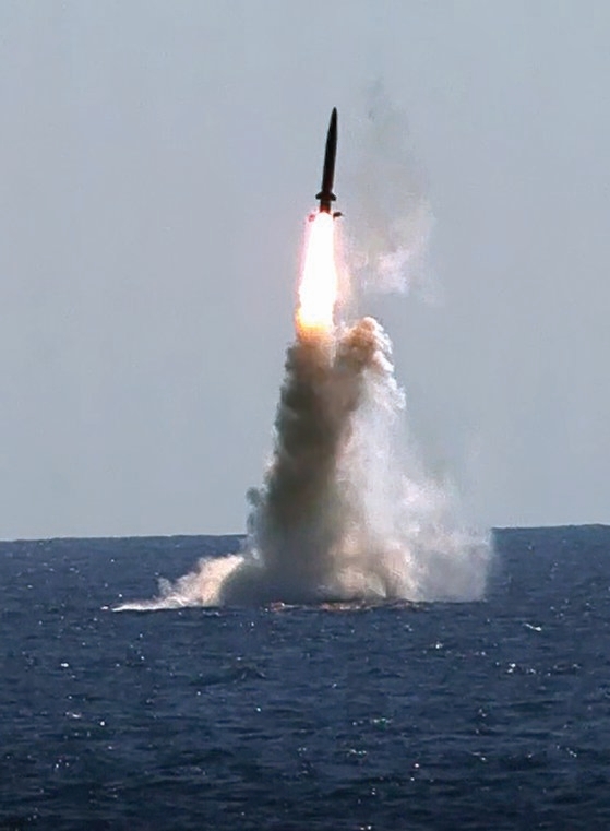 韓国が独自に開発した潜水艦発射弾道ミサイル（ＳＬＢＭ）が１５日、潜水艦「島山安昌浩」（３０００トン級）に搭載されて発射された。この日の実験は国防科学研究所（ＡＤＤ）総合試験場で文在寅大統領らが参加する中で行われた。韓国は世界で７番目にＳＬＢＭ運用国となった。［写真　国防部］