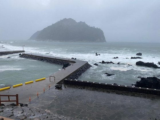 １３日午後、台風１４号の影響を受ける西帰浦市ソプ島沖。　チェ・チュンイル記者