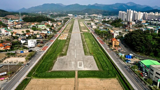 軍事目的で作られた堤川飛行場は１９７５年以降、航空機の離着陸がない。［写真　堤川市］