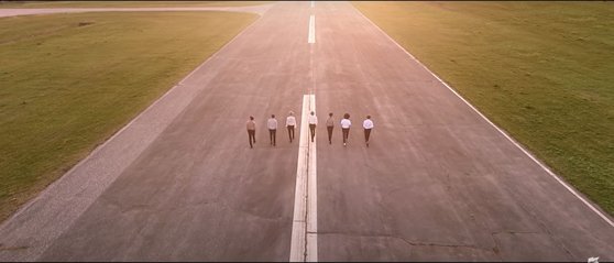 ＢＴＳの『ＥＰＩＬＯＧＵＥ：Ｙｏｕｎｇ　Ｆｏｒｅｖｅｒ』のミュージックビデオに登場する堤川飛行場［ユーチューブ　キャプチャー］