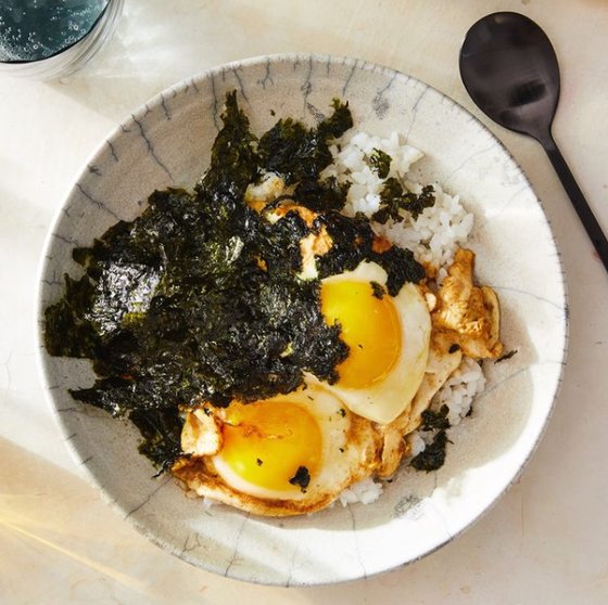 ニューヨーク・タイムズがインスタグラムに投稿した醤油卵ごはんの写真。