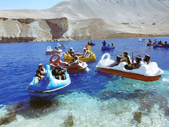 バンディー・アミール湖でスワンボートに乗るタリバンの隊員たち。［写真　ザビフラ・ムジャヒド　ツイッター］