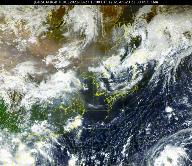韓国の気象衛星「千里眼２Ａ号」が２３日午後１０時に撮影した東アジアの映像。右下に熱帯低気圧３３号が見える。［写真　国家気象衛星センター］