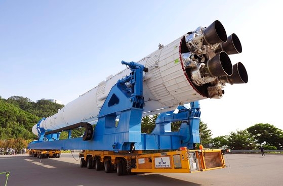 ６月に全羅南道高興郡の羅老宇宙センターで韓国航空宇宙研究院が韓国型ロケット「ヌリ号」認証モデルをトランスポーターに載せて打ち上げ台に移している。［写真　韓国航空宇宙研究院］
