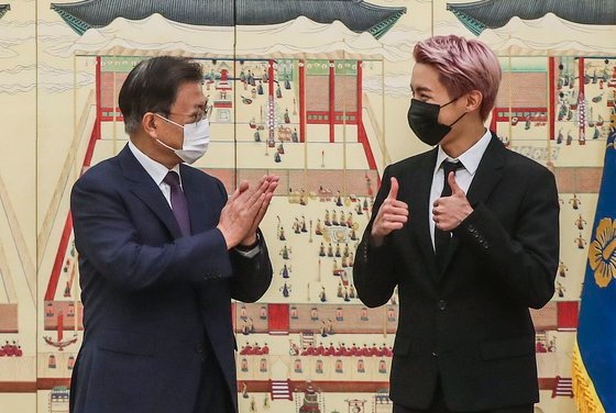 「未来の世代と文化のための大統領の特別使節」任命状授与式が１４日、韓国大統領府本館で開かれた。ボーイズグループＢＴＳのメンバー、Ｊ－ＨＯＰＥが記念撮影後に文在寅大統領に向けて親指を挙げている。［写真　青瓦台写真記者団］