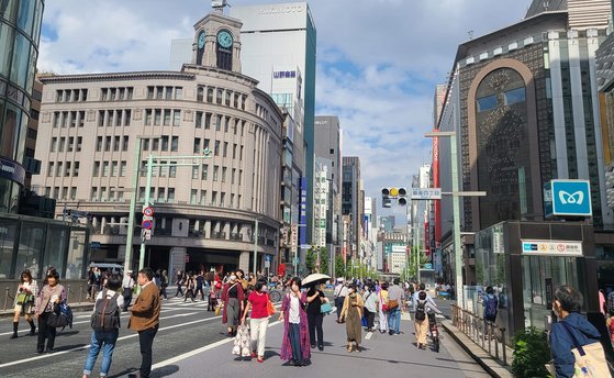 ３日午後、「歩行者天国」が再開された東京銀座通りをマスクを着用した市民が歩いている。　イ・ヨンヒ記者