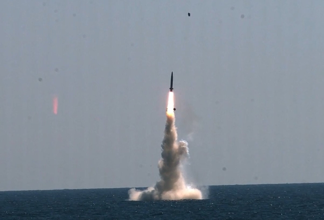 １６日に国防科学研究所総合試験場近海の水中の３０００トン級潜水艦から韓国型潜水艦発射弾道ミサイル（ＳＬＢＭ）が発射された。［写真　国防科学研究所］